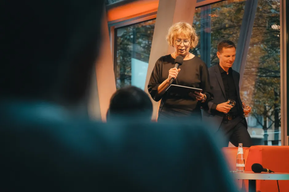 Blick auf die Moderatorin des zweiten Panels, Hanna Gersmann, im Hintergrund Kai Niebert